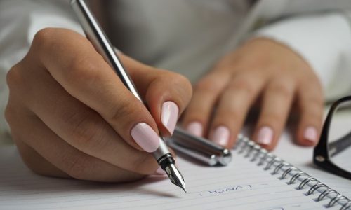 Come impugnare la penna: 3 consigli per evitare vizi posturali